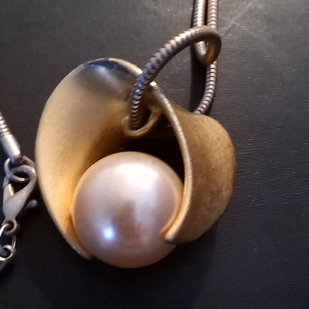 Gold-Tone Pearl Pendant Necklace - Elegant Women's Jewelry